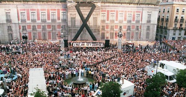 Foto: Imagen de la manifestación en Madrid en repulsa del asesinato de Blanco. (Fundación Miguel Ángel Blanco)