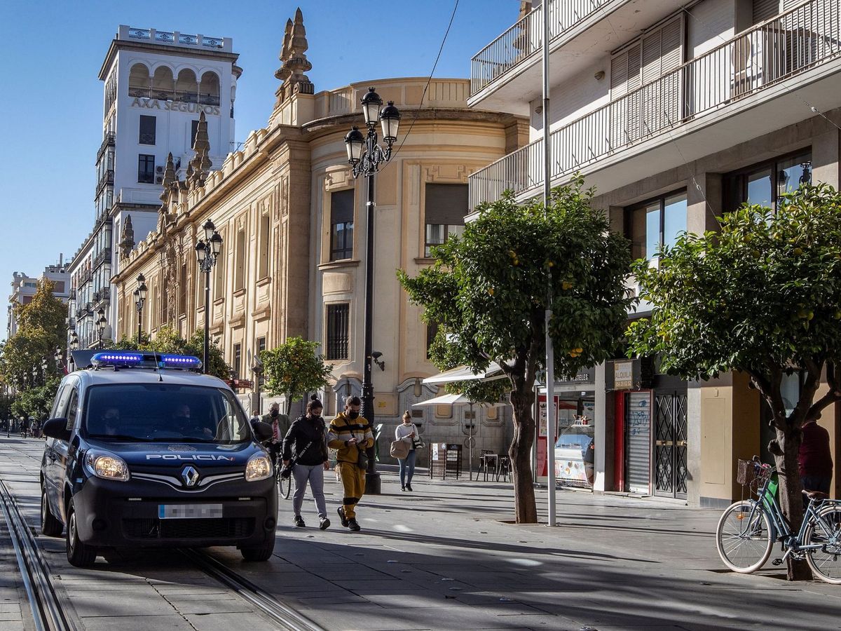 Foto: Un coche de Policía Nacional patrulla el centro de Sevilla. (EFE)