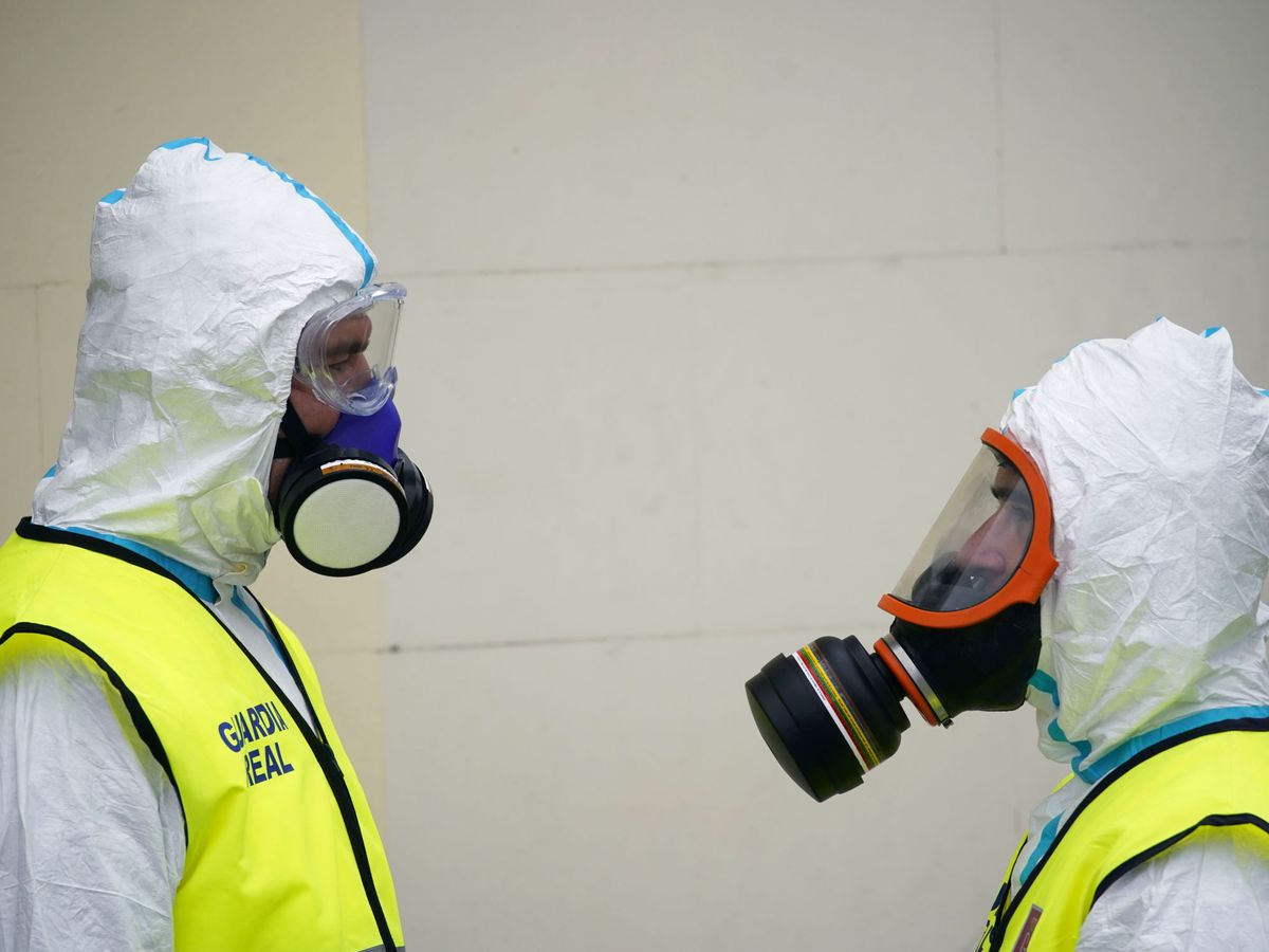Foto: Labores de desinfección de los miembros de la Guardia Real, a la salida de un hospital madrileño. (Reuters)