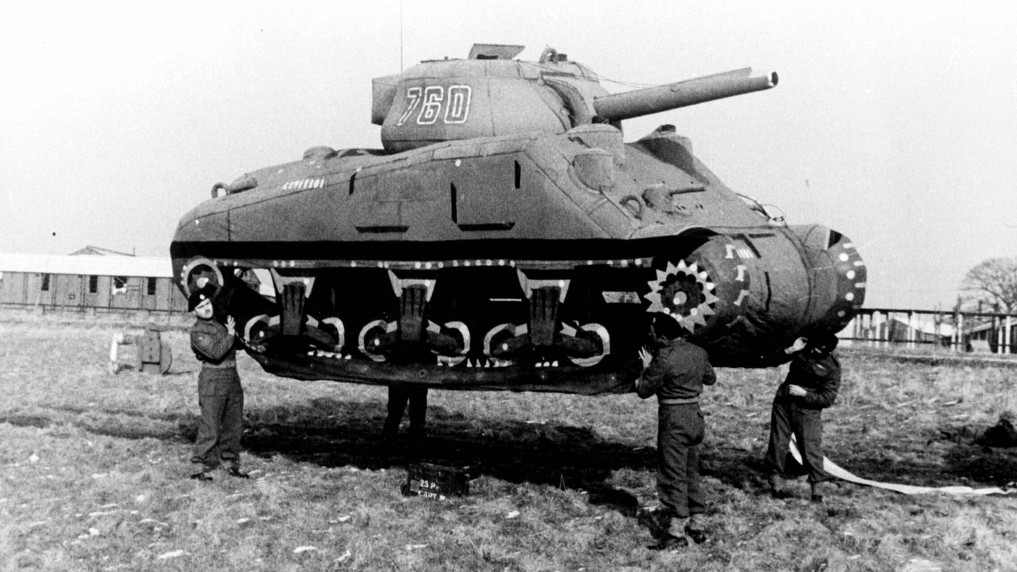 Falso carro de combate Sherman empleado en la Segunda Guerra Mundial. (Roger Viollet)