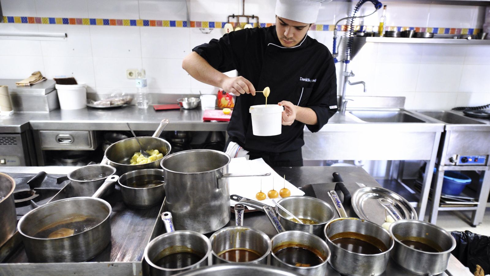Foto: Los chefs con estrella Michelin se unen para presentar el menú realizado con productos Tello y que se distribuirá en Nochebuena entre los más necesitados. (EFE)