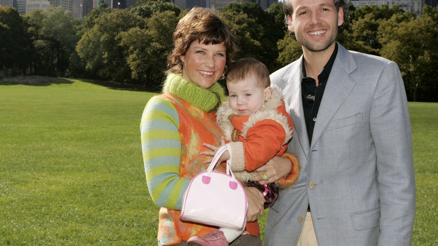 Marta Luisa y Ari Behn, junto a su hija Maud Angelica en 2004. (Getty)