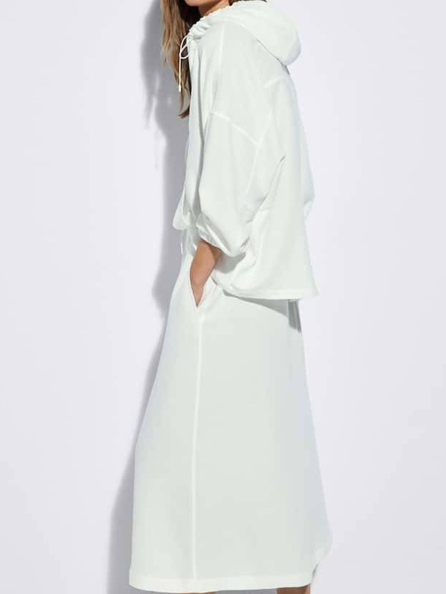 Falda blanca de Massimo Dutti. (Cortesía)