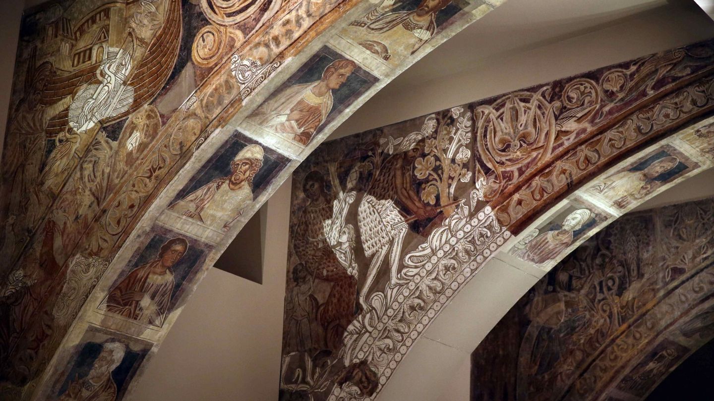 Las pinturas murales de la sala capitular de Sijena fueron restauradas y expuestas en el MNAC. (EFE)