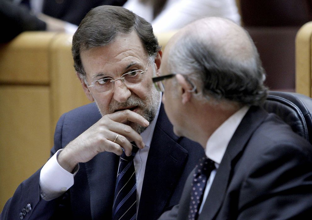 Foto: El presidente del Gobierno, Mariano Rajoy (izda), conversa con su ministro de Hacienda y Administraciones Públicas, Cristóbal Montoro. (EFE)