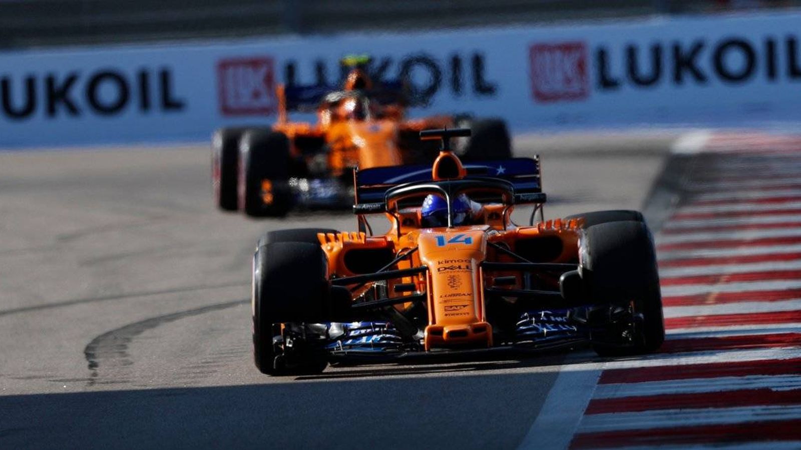 Foto: Fernando Alonso, por delante de Stoffel Vandoorne en los entrenamientos del GP de Rusia (McLaren)