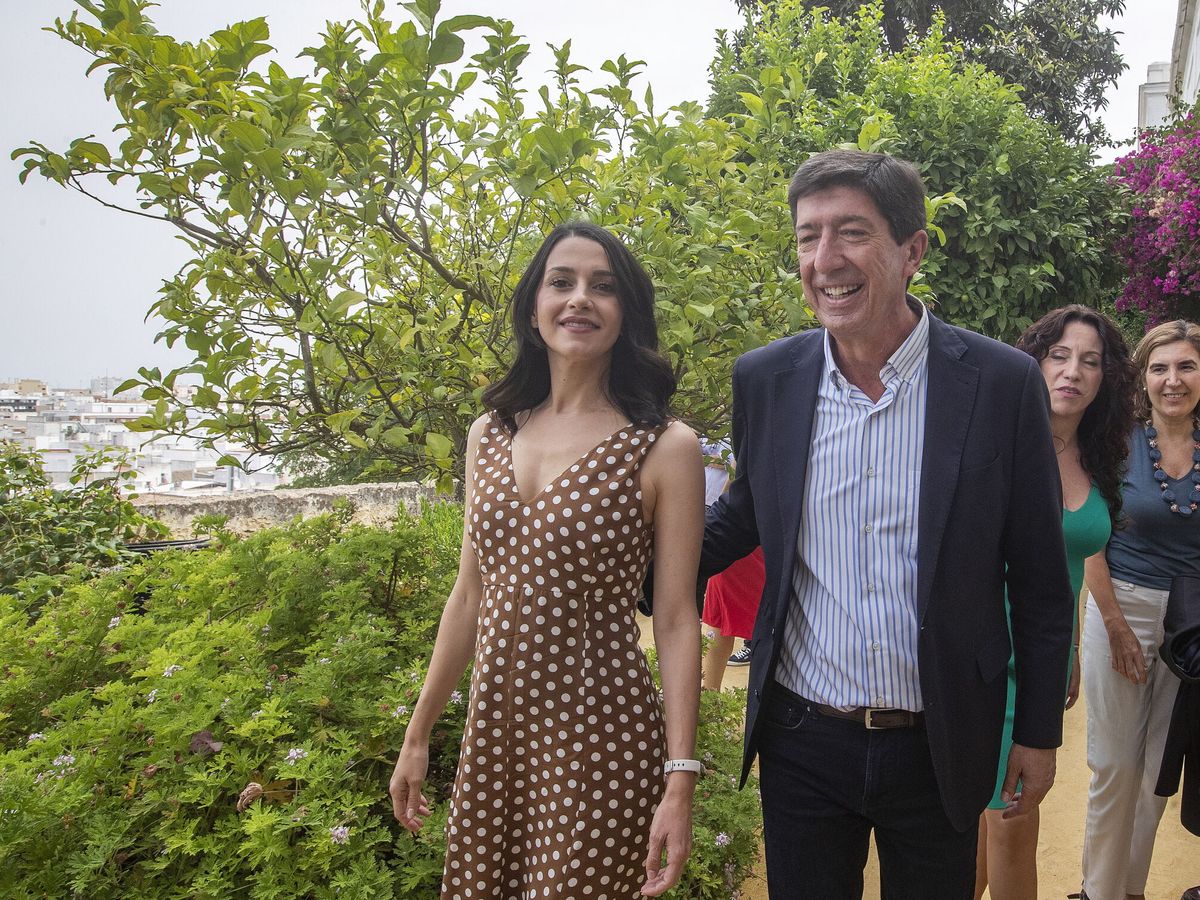 Foto: La presidenta de Ciudadanos, Inés Arrimadas, acompañada por el vicepresidente del Gobierno andaluz, Juan Marín. (EFE/Román Ríos)
