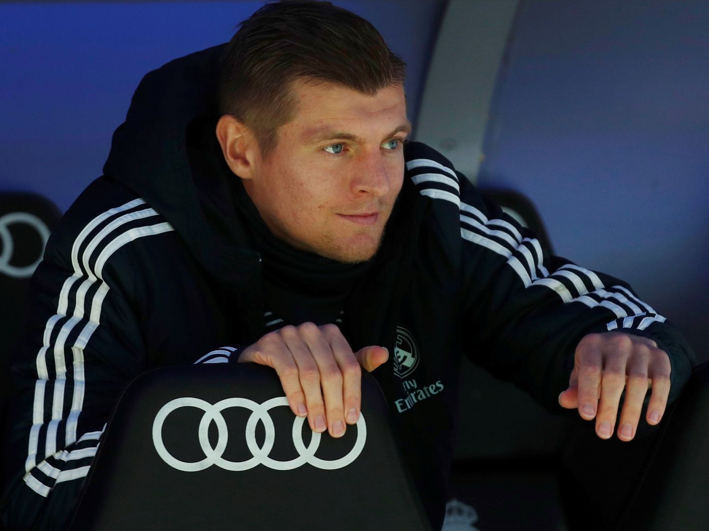 Toni Kroos, en el banquillo durante un partido en el Bernabéu. (EFE)
