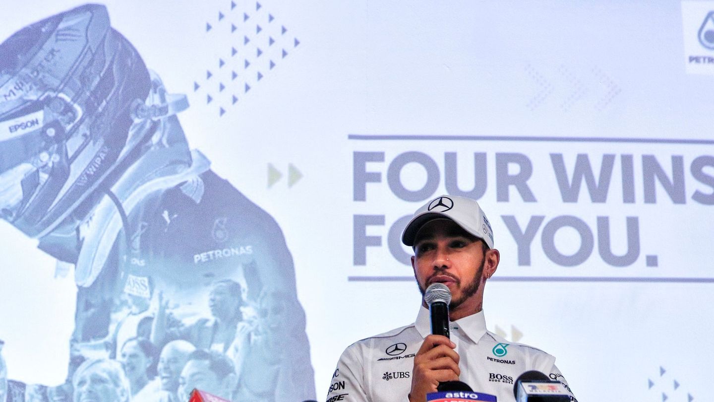 Lewis Hamilton estuvo esta semana en Kuala Lumpur para visitar la central de Petronas. (EFE)