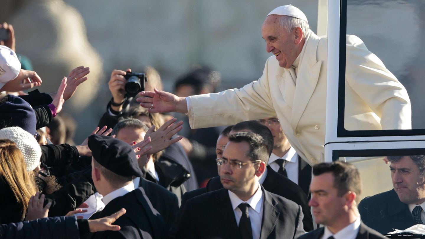 El Papa saluda a los creyentes congregados en la Plaza de San Pedro (Reuters).