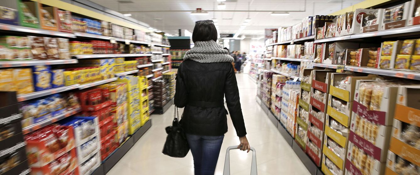 Una mujer en un supermercado. (EFE)