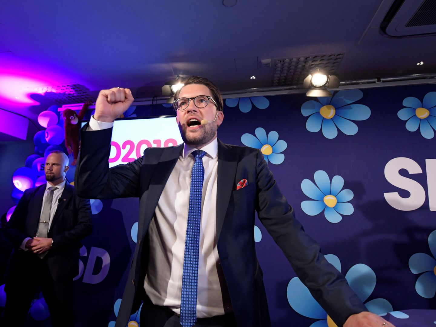 Akesson celebra el avance logrado en las elecciones suecas del domingo, frente al floreado motivo que eligió para la campaña (REUTERS)