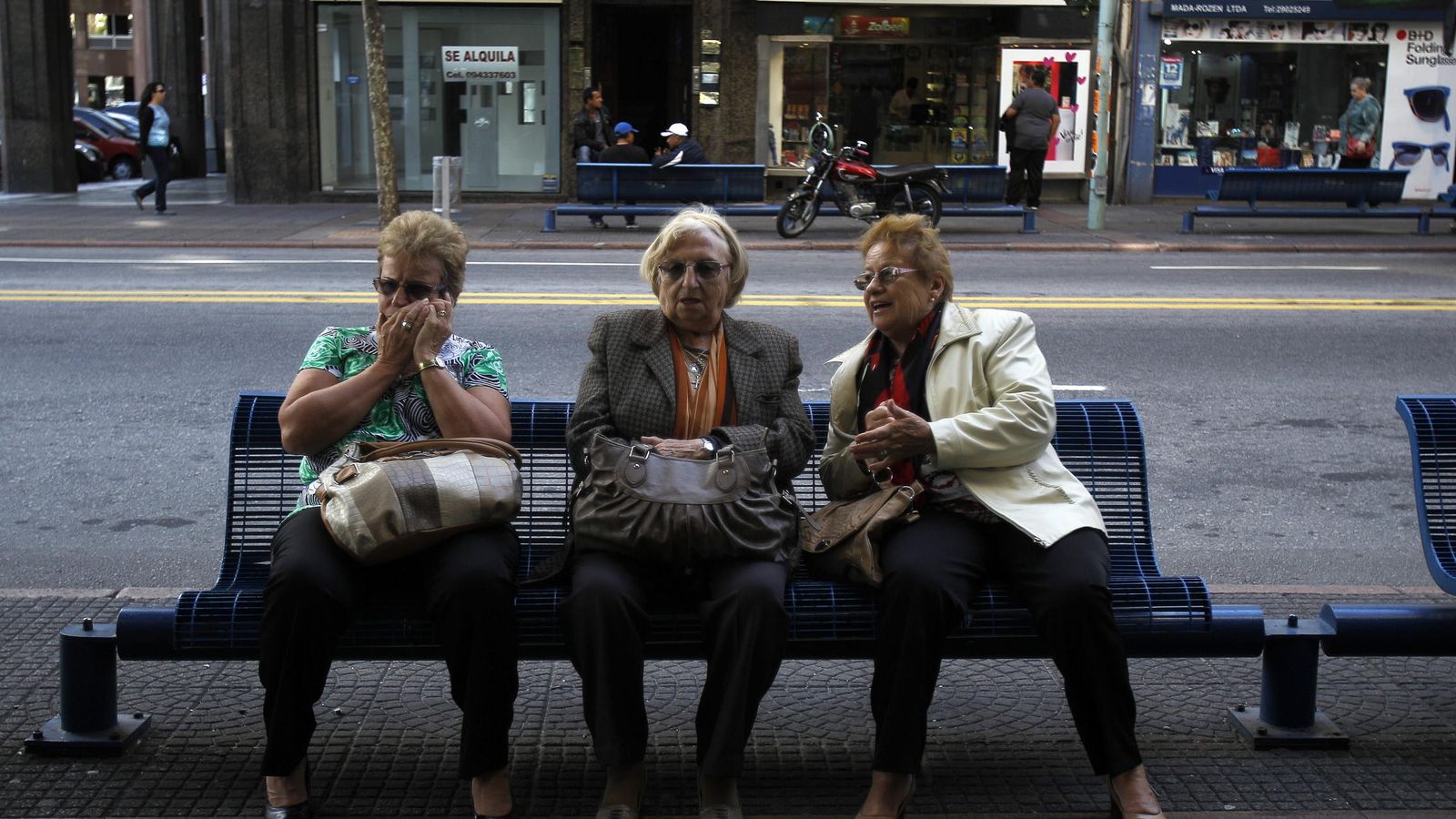Foto: Tres mujeres descansan sentadas en un banco. (EFE)