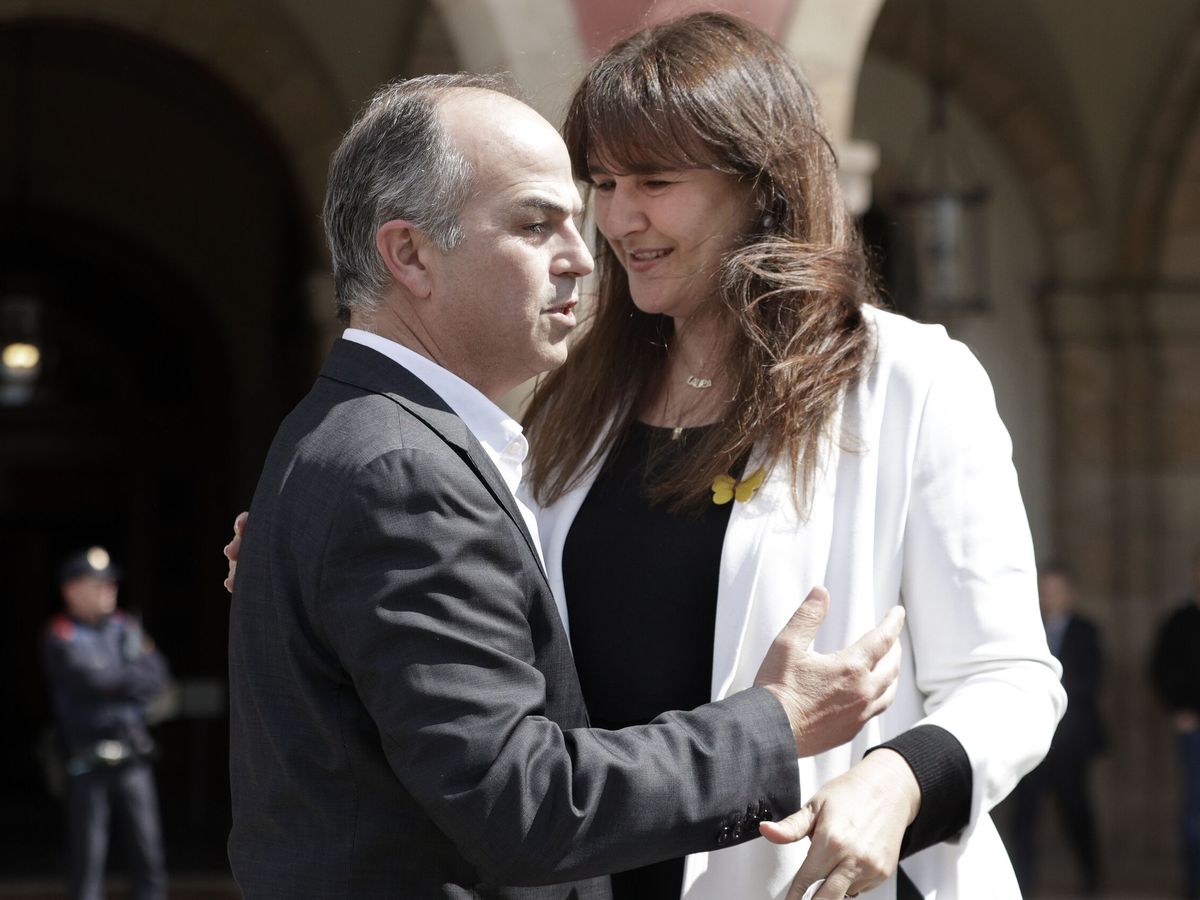 Foto: Laura Borràs con Jordi Turull tras conocer la sentencia del TSJC (EFE.-)