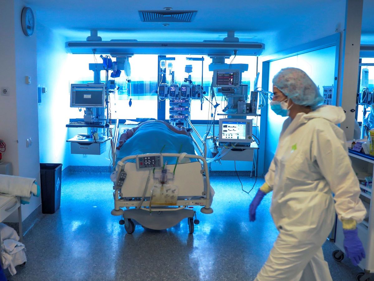 Foto: Personal médico de una UCI en el Hospital Puerta de Hierro. (Efe)