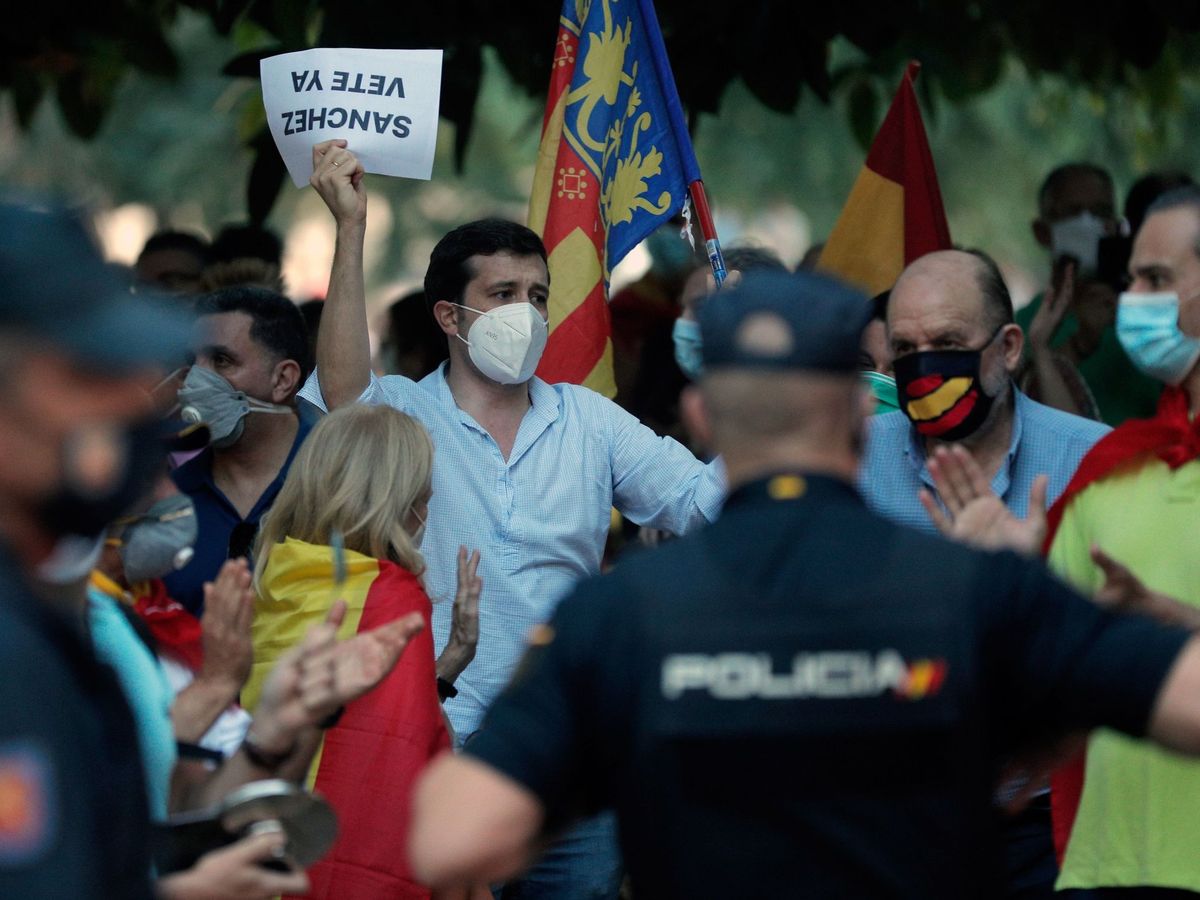 Foto: Cientos de personas se han concentrado en la Alameda de Valencia para protestar contra la gestión del Gobierno. (EFE)