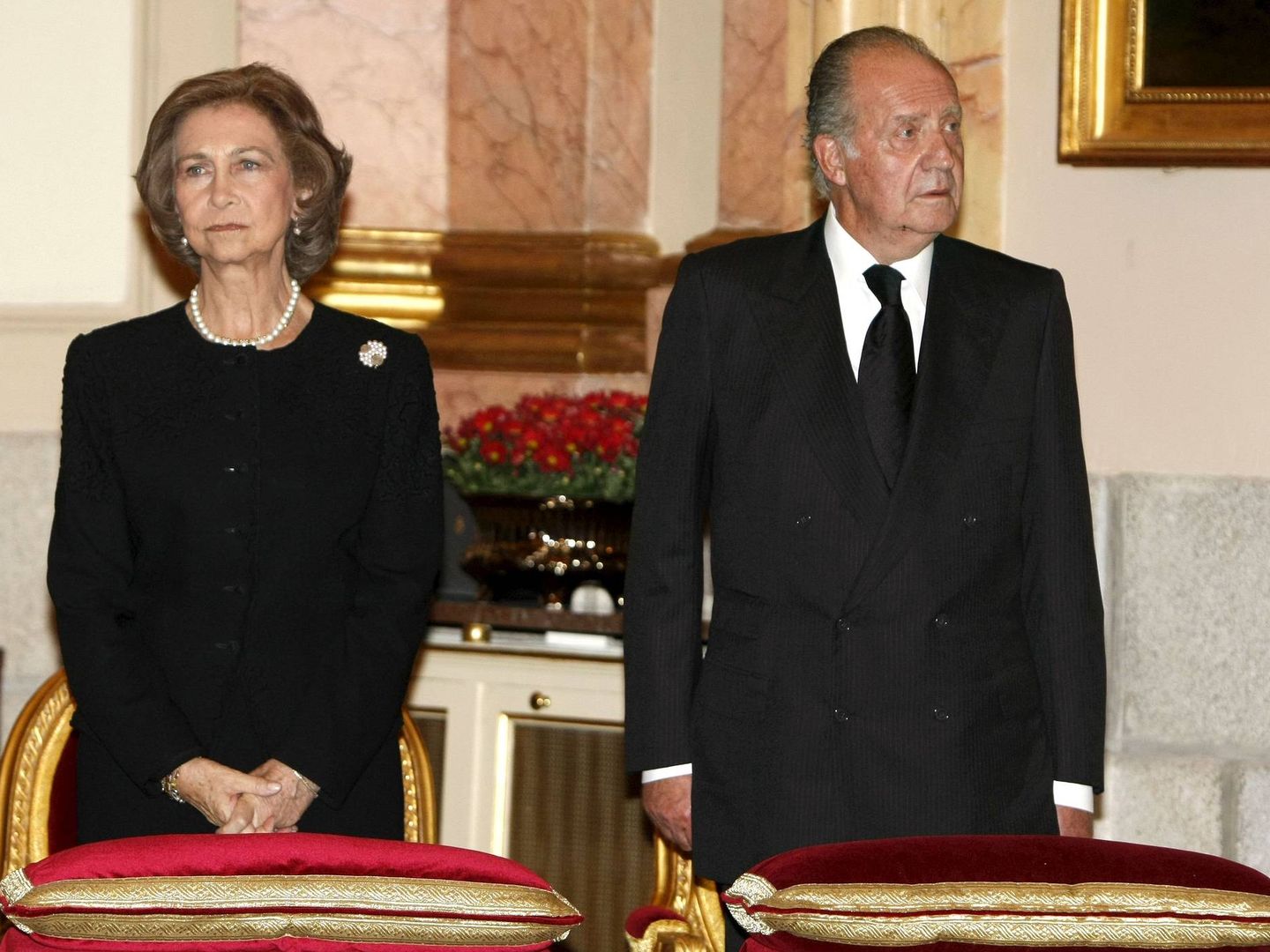 Los Reyes eméritos, en el funeral por Sabino Fernández Campo. (EFE)