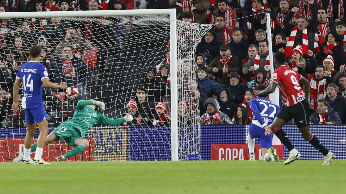 Iñaki Williams marca el primer gol ante el Atlético de Madrid. (EFE/Miguel Tona)