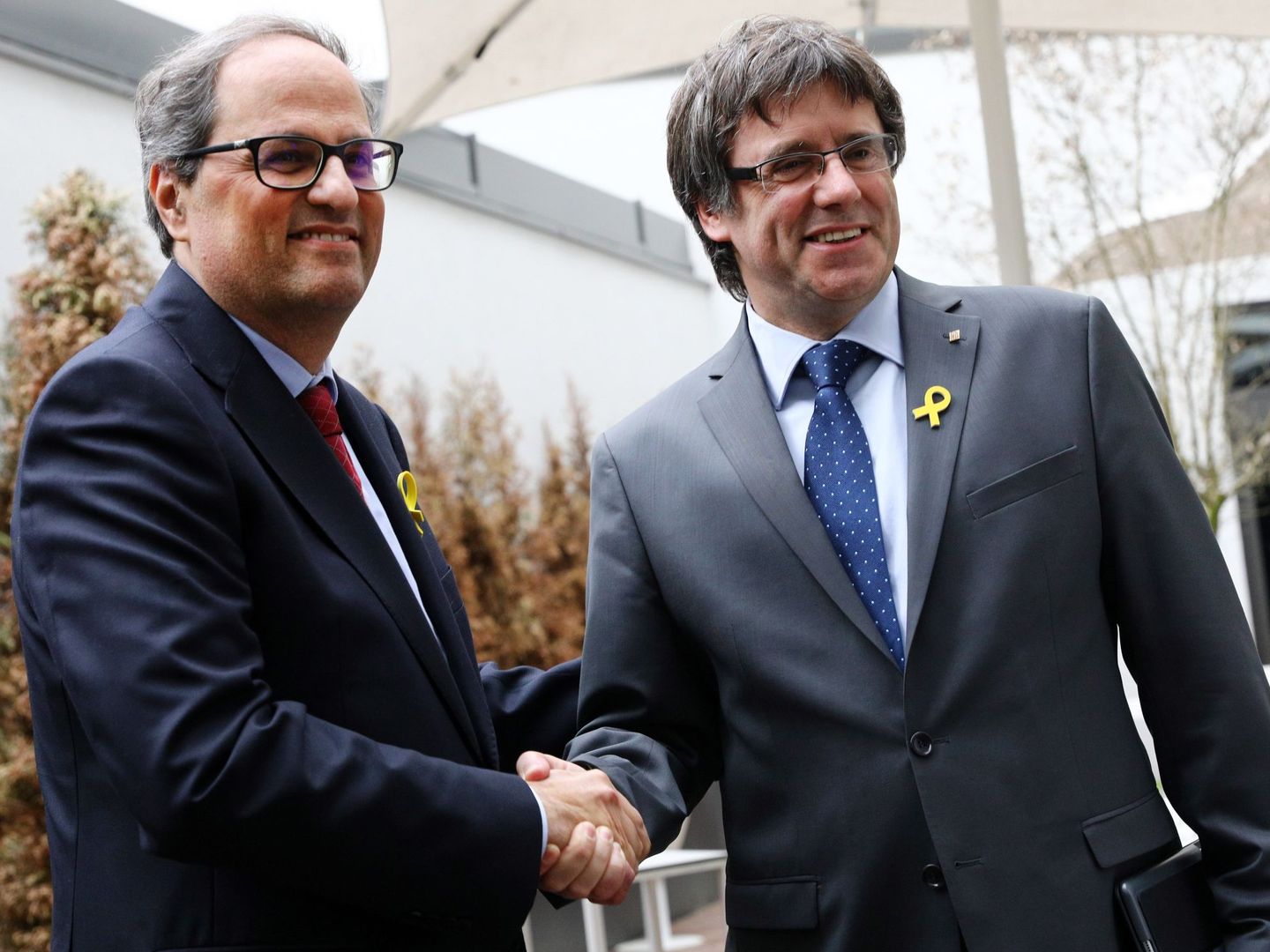 Quim Torra estrecha la mano a Carles Puigdemont en Berlín esta semana. (EFE) 
