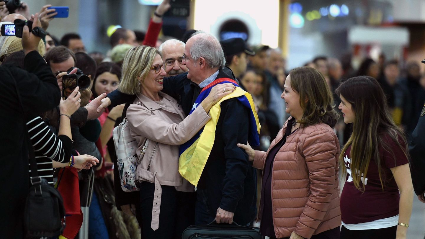 Ledezma (c), saluda a la eurodiputada Beatriz Becerra (i), junto a su mujer, Michi Capriles (2d), y una de sus hijas, a su llegada al aeropuerto de Madrid Barajas. (EFE)