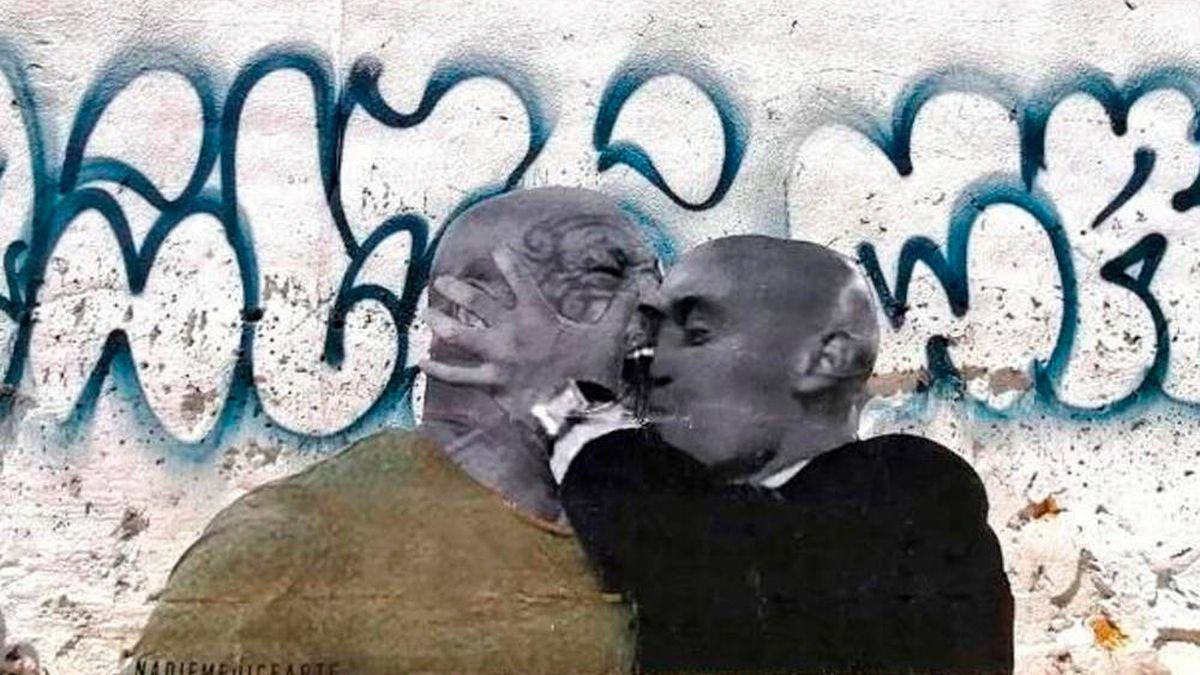 Un artista de Barcelona pinta un mural con un beso forzado de Rubiales al boxeador Mike Tyson