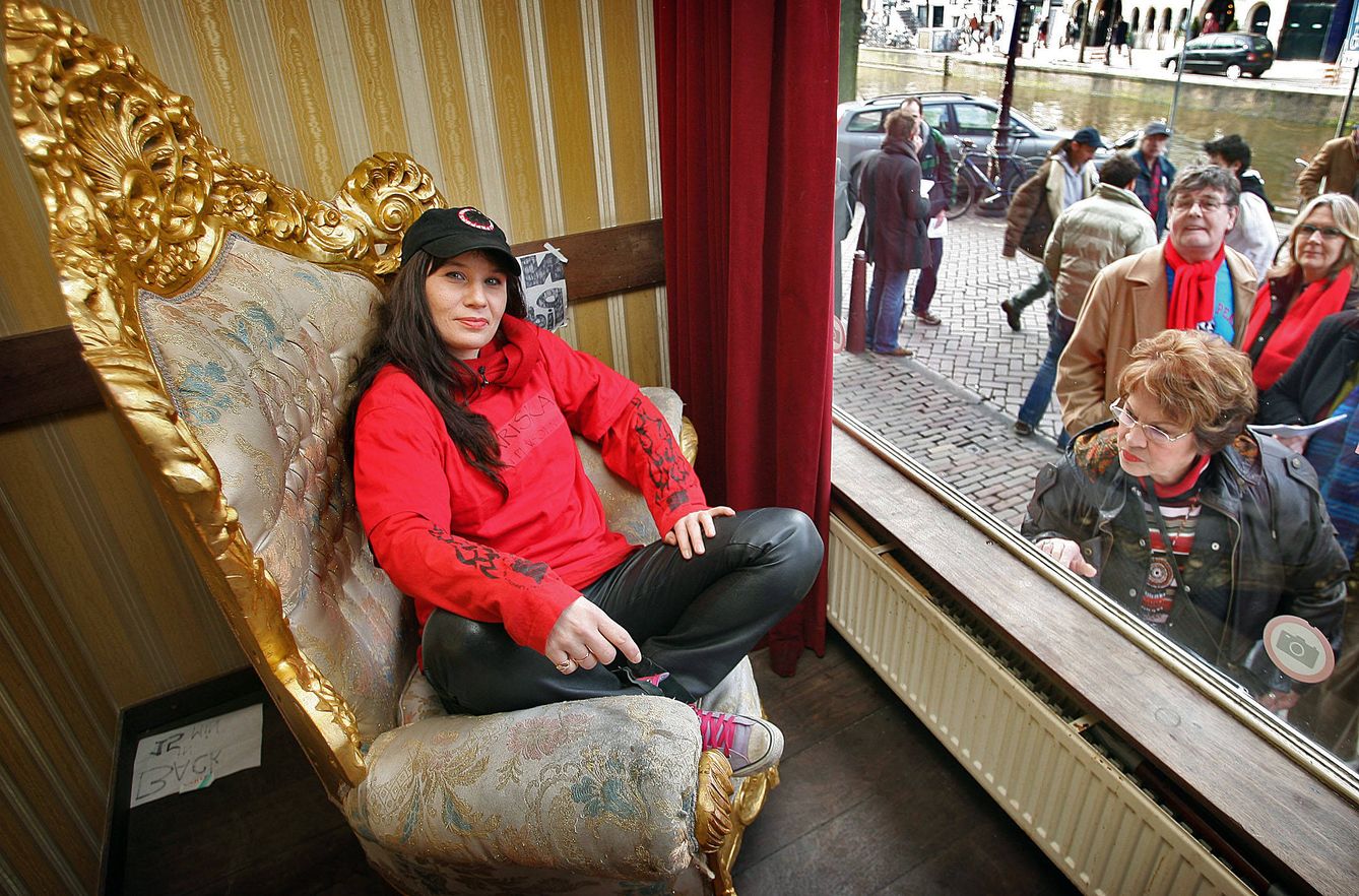 Mariska Majoor, extrabajadora sexual que ahora dirige un centro de información, se sienta tras el cristal en Ámsterdam. (Reuters)