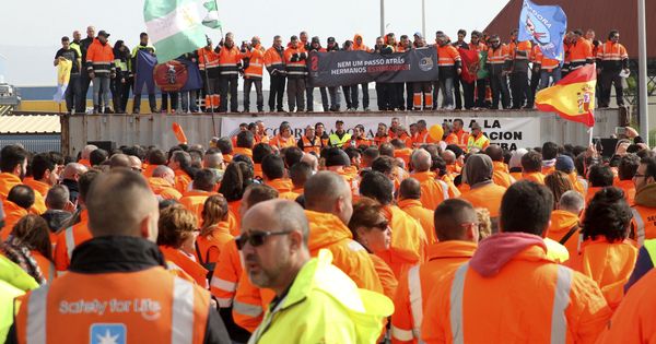 Foto: Alrededor de un millar de personas, en su mayoría estibadores del puerto de Algeciras apoyados por representantes de delegaciones de IDC. (EFE)