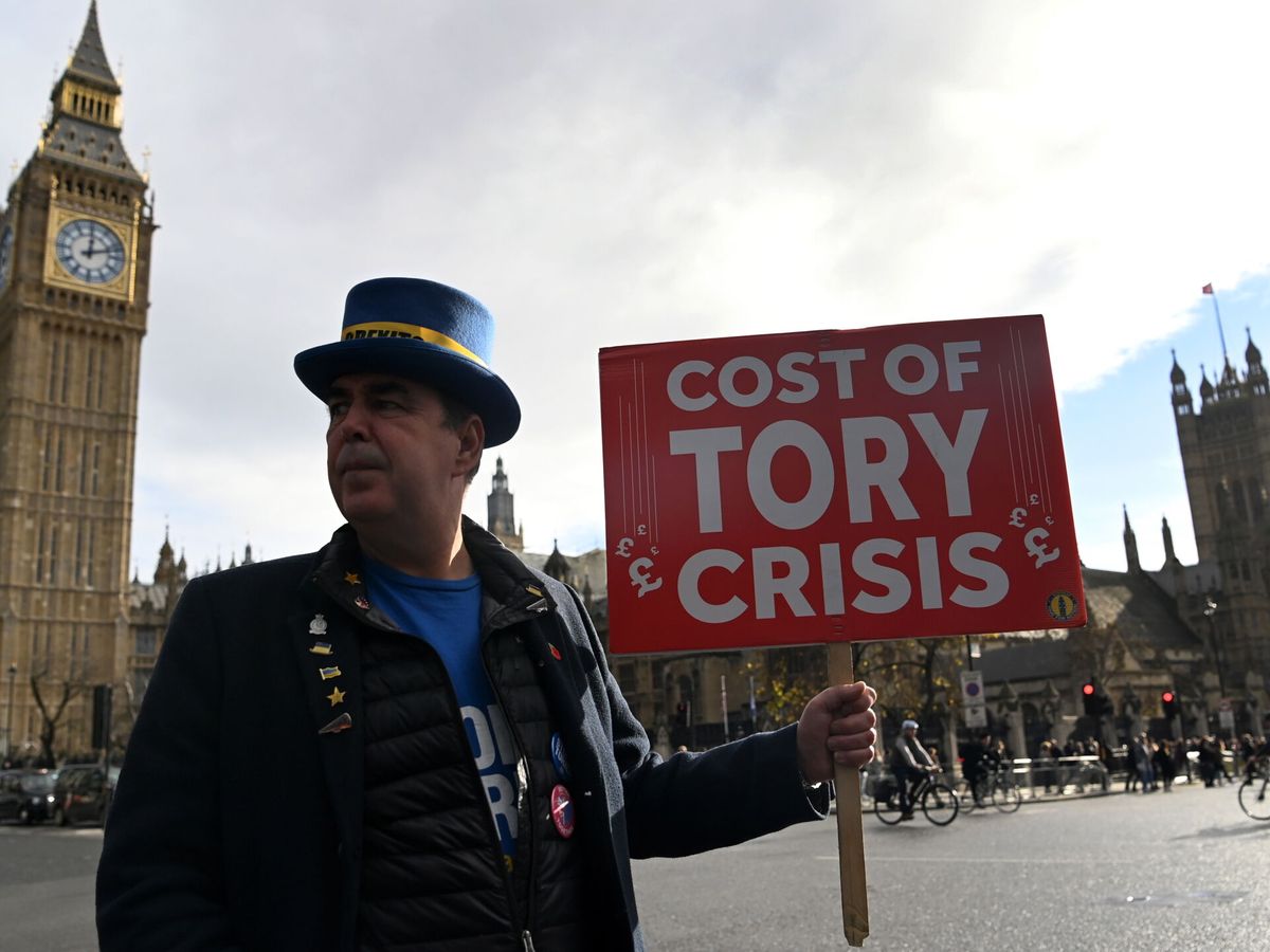 Foto: Un manifestante en una protesta contra la inflación en Reino Unido, en noviembre de 2022. Andy Rain / EFE