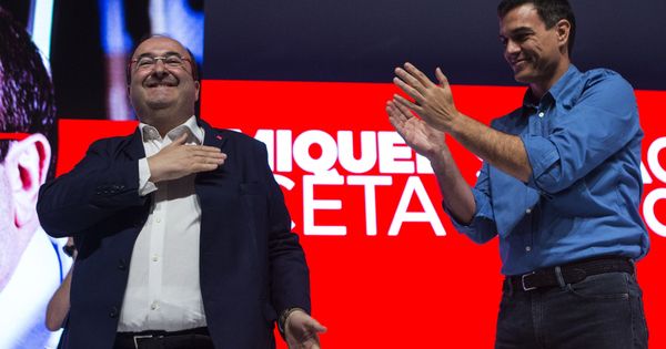 Foto: Pedro Sánchez aplaude a Miquel Iceta, el pasado 15 de julio, tras ser proclamado candidato del PSC en Barcelona. (EFE)