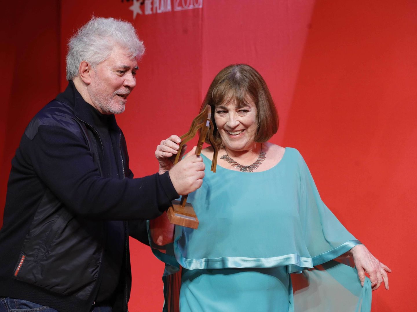 Pedro Almodóvar entrega a Carmen Maura el Fotogramas de Plata de Honor | EFE