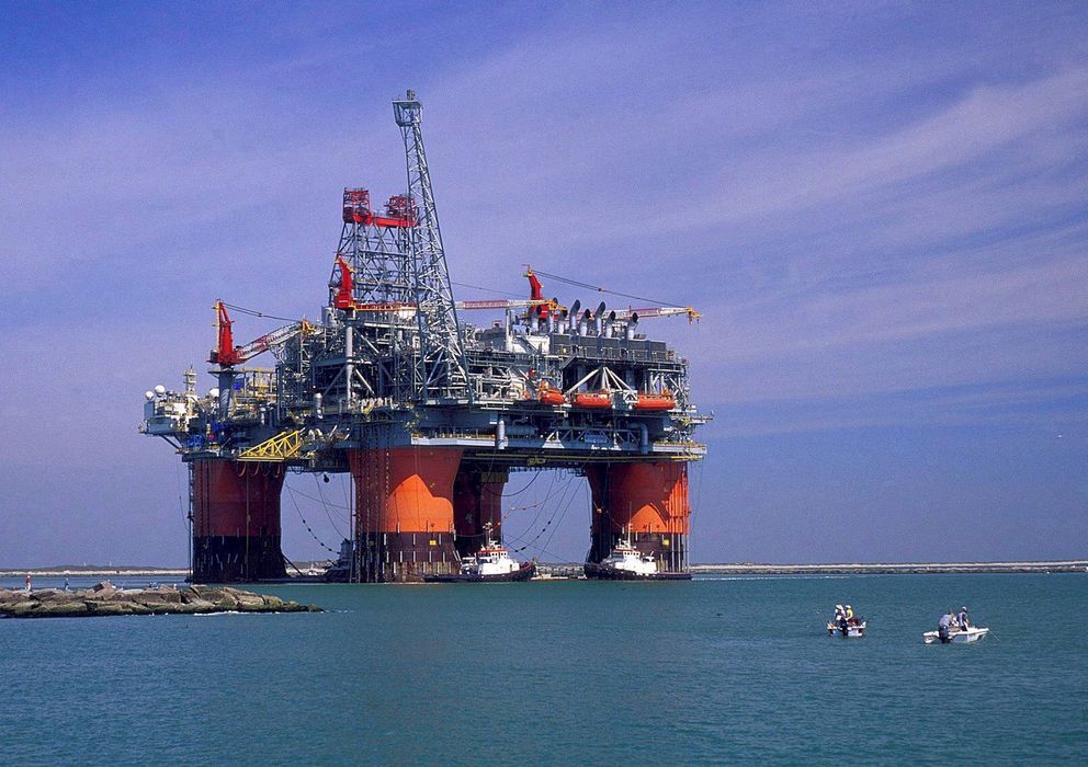 Foto: ¿Podríamos ver plataformas petrolíferas en el golfo de Valencia? (Efe)