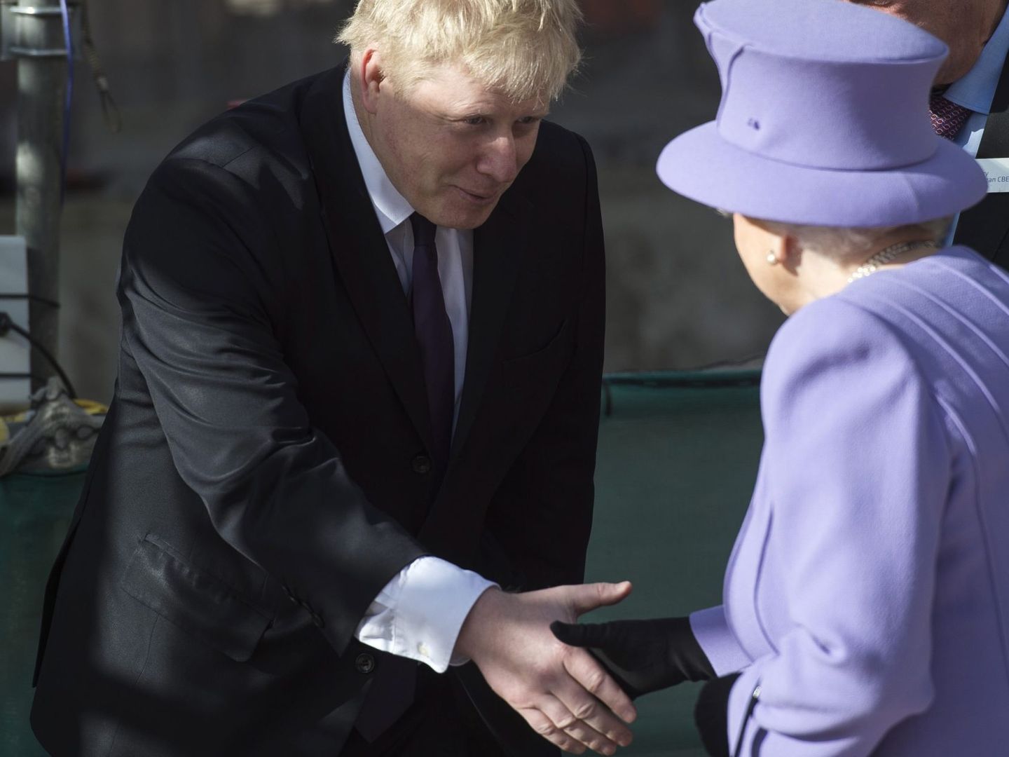 La reina Isabel II saluda a Boris Johnson. (EFE)