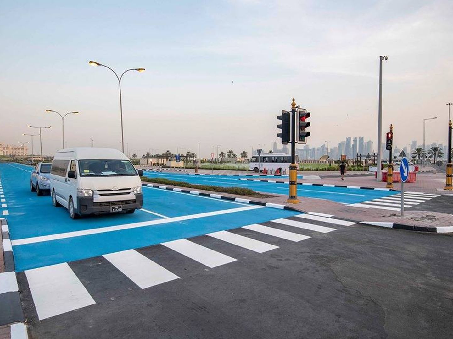 Imagen de la carretera pintada de azul. (Foto: Qatar Tribune / Twitter)