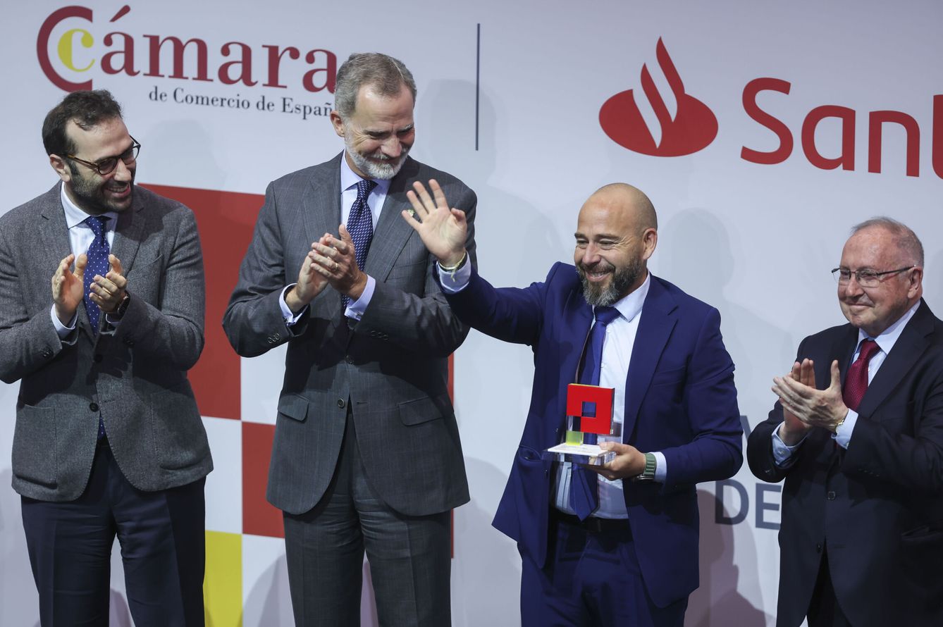 Felipe VI, Carlos Cuerpo, y el presidente de la Cámara de Comercio, José Luis Bonet, junto al ganador del galardón, el CEO de Meltio, Ángel Llavero. (EFE/Kiko Huesca)