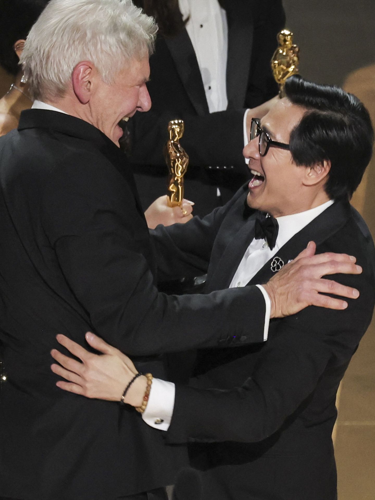 Harrison Ford y Ke Quan, en el momento de la entrega del Oscar. (Reuters/Carlos Barria)