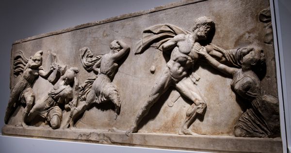 Foto: Friso con una batalla entre griegos y amazonas, hallado en el Mausoleo Halicarnaso, 350 AC, una de las piezas de la exposición "¡Agon!, (CaixaForum / British Museum)