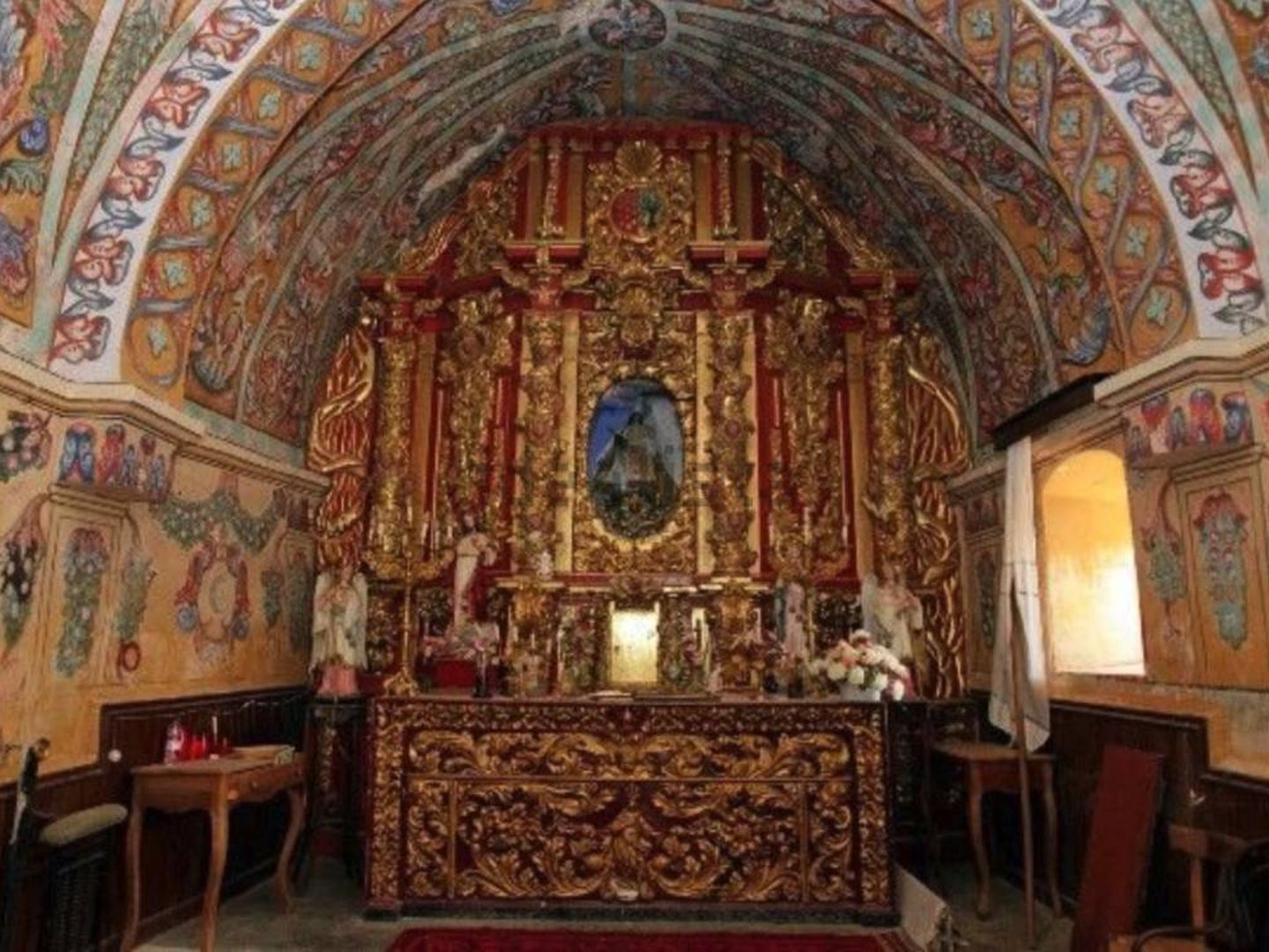 Retablo y virgen de Valvanera en la ermita de La Monjía. (Idealista)