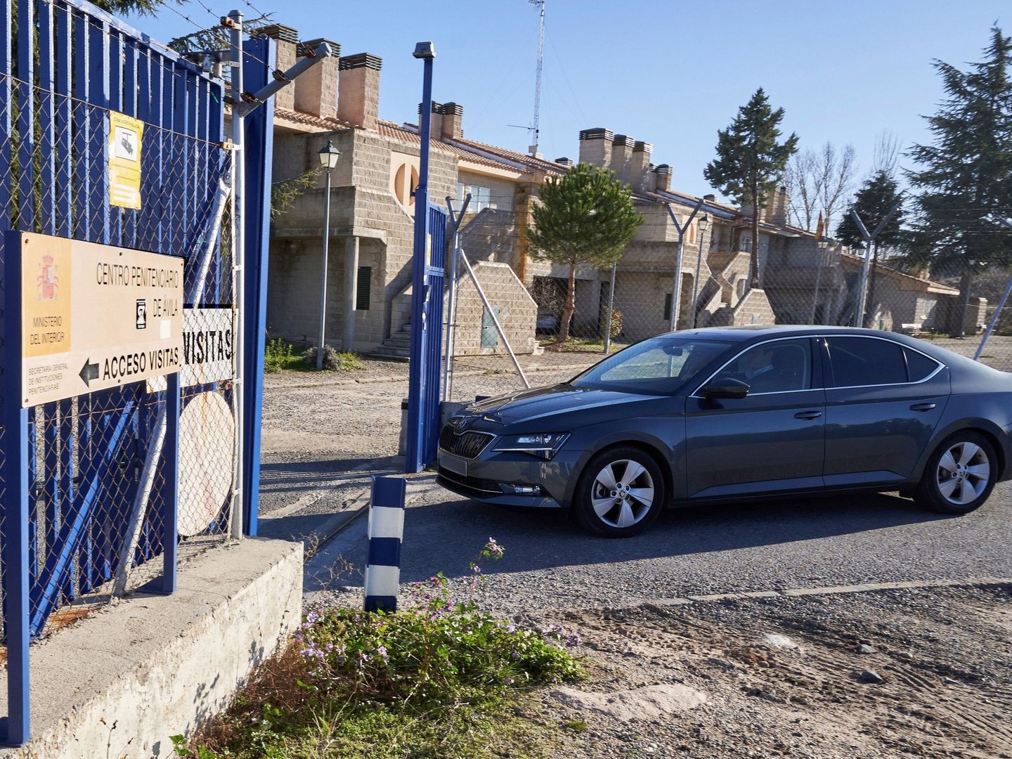 Un coche trasladando a Iñaki Urdangarin a Brieva, durante su estancia en prisión. (EFE)