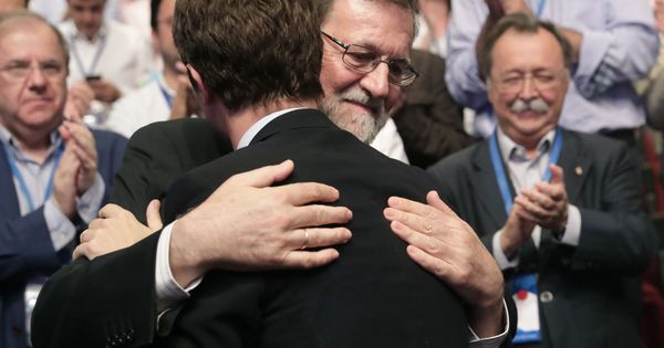 Foto: Mariano Rajoy abraza a Pablo Casado tras ser elegido presidente del PP. (EFE)