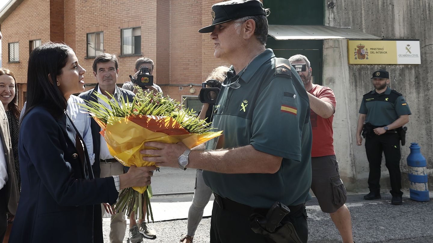 Inés Arrimadas entrega un ramo de flores a una agente en Alsasua. (EFE/Jesús Diges)