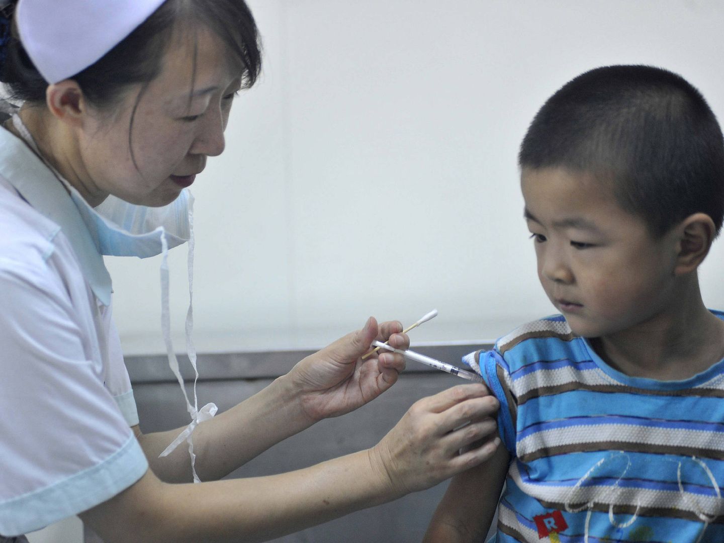 Un niño recibe una vacuna contra el sarampión en China. (Foto: EFE)