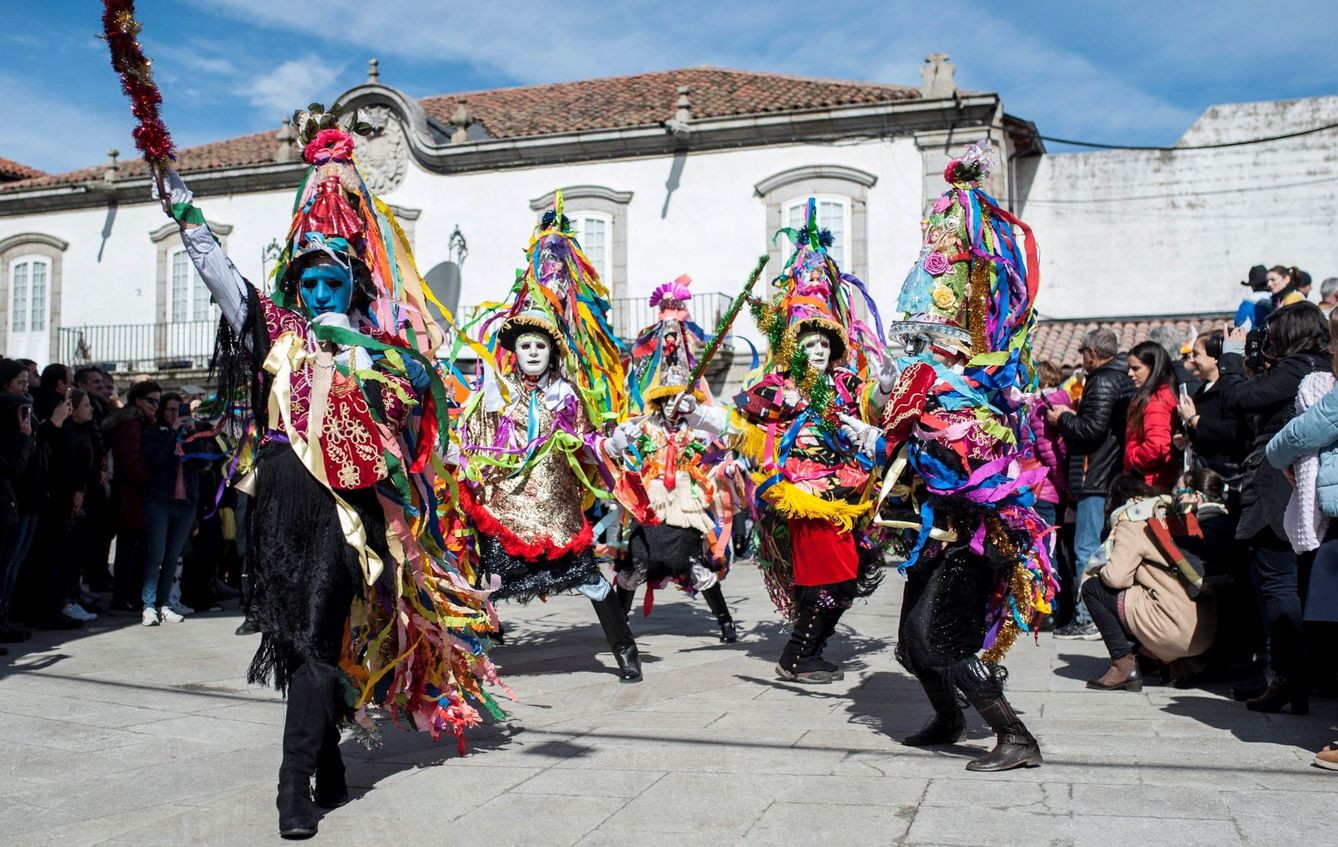 Las máscaras de Buxán recorren las calles de la localidad ourensana de Viana do Bolo (EFE)