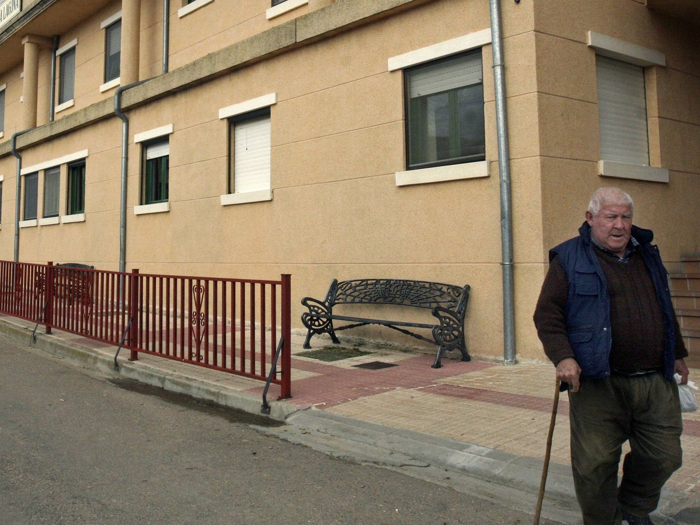 Un hombre camina junto a la fachada de una residencia de mayores. (EFE)