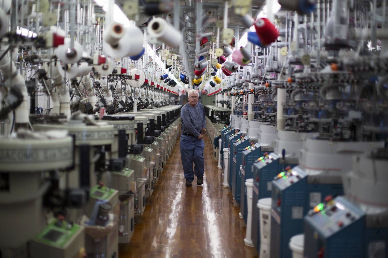 Un trabajador camina entre máquinas textiles en una fábrica en Fort Payne, Alabama. (Reuters)