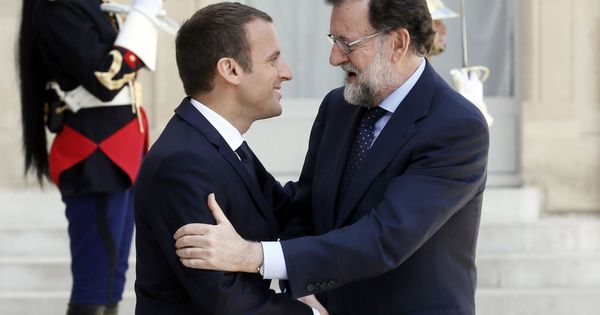 Foto: El presidente francés, Emmanuel Macron, da la bienvenida al jefe del Gobierno español, Mariano Rajoy, antes de su reunión en el palacio del Elíseo en París. (Efe) 