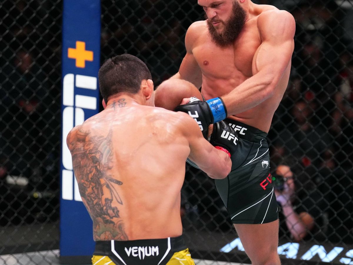 Foto: Rafael Fiziev contra Rafael dos Anjos en UFC Vegas 58 (UFC).