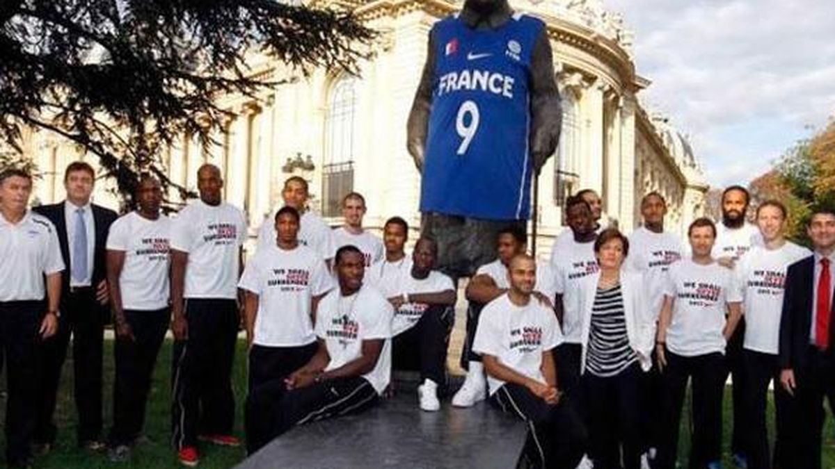 Nike, multado por 'vandalismo': vistió a Churchill con la camiseta de Tony Parker
