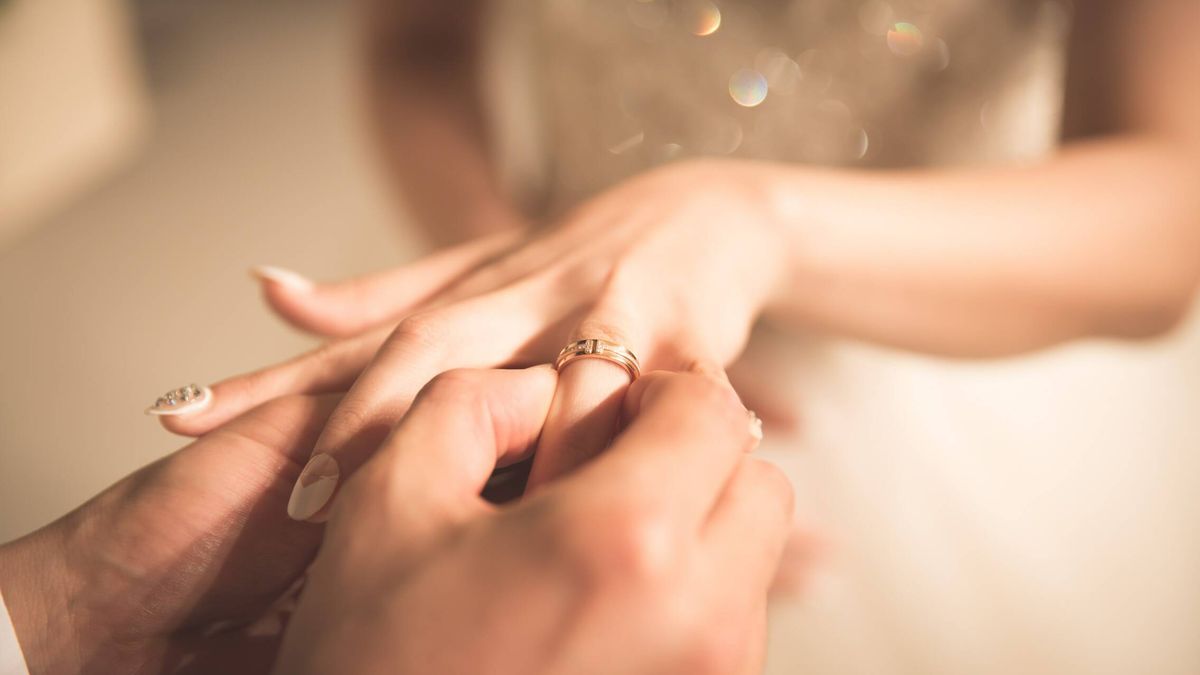 Una pareja española pide ayuda tras perder sus alianzas justo antes de la boda