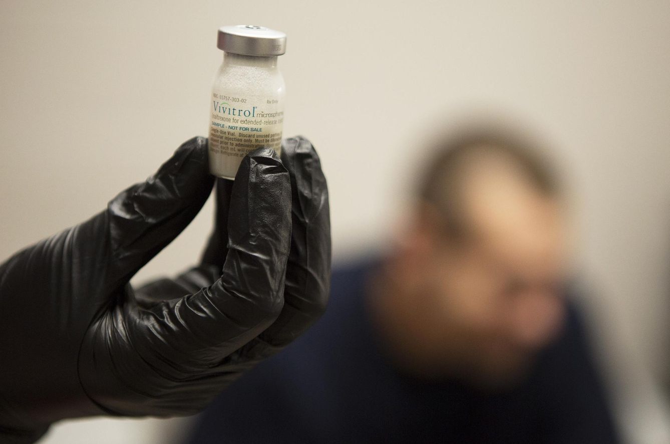 Un enfermero comprueba que una dosis de Vivitro se mezcla adecuadamente antes de administrarlo a un adicto a la heroína. (Reuters)