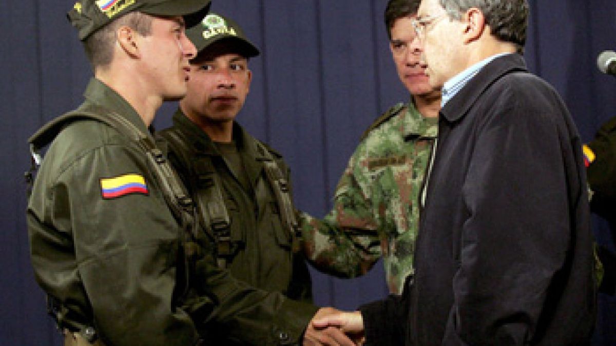 Los tres policías y el militar liberados por las FARC se reencuentran con sus familias